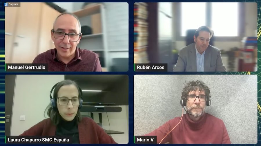 Virtual roundtable with four participants discussing clean energy: Manuel Gértrudix, Rubén Arcos, Laura Chaparro (SMC Spain), and Mario Viciosa (Newtral), each appearing in separate video call windows, wearing headsets and connected from office or home environments.